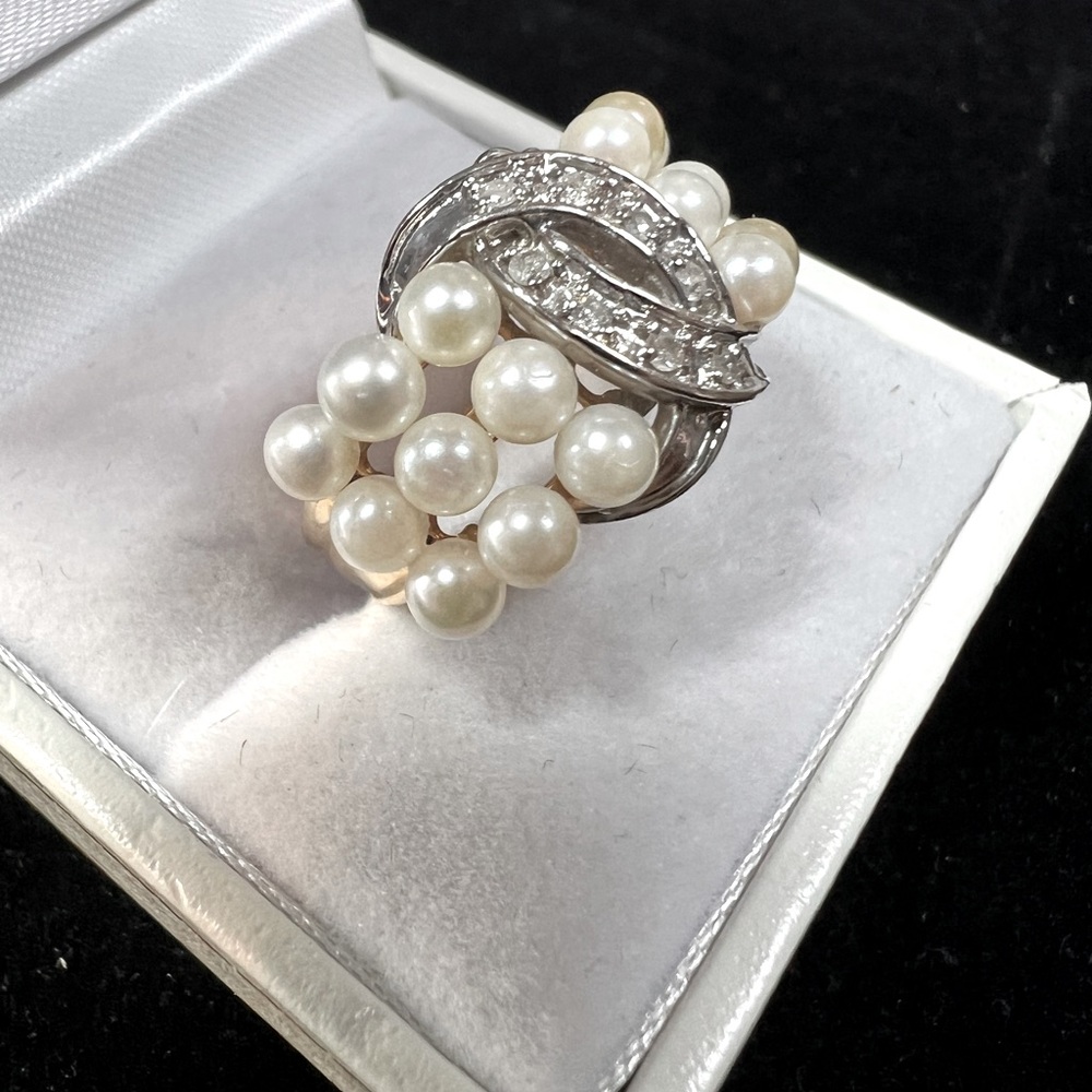 Yellow gold , diamonds and pearl ring. Very versatile